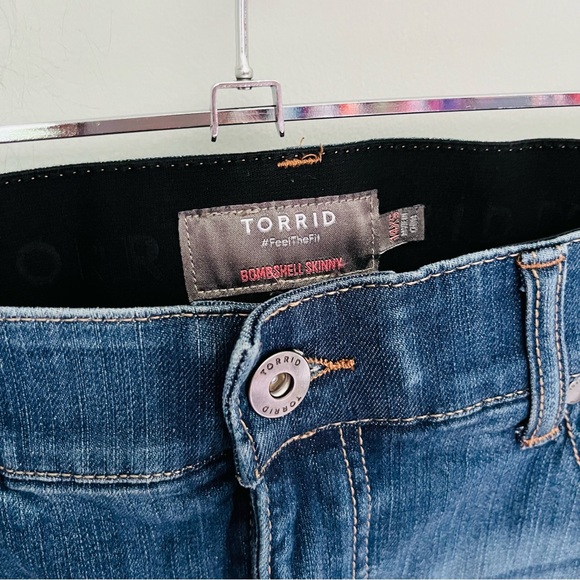 Torrid Bombshell Skinny Premium High-Rise Destructed Jean Size 14XS - Picture 5 of 5